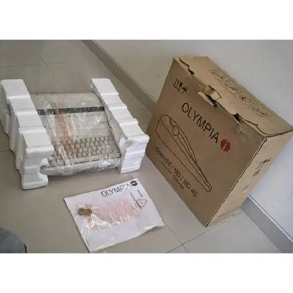 mesin ketik / mesin tik dengan merek OLYMPIA - SPLINDID MD 40 Germany