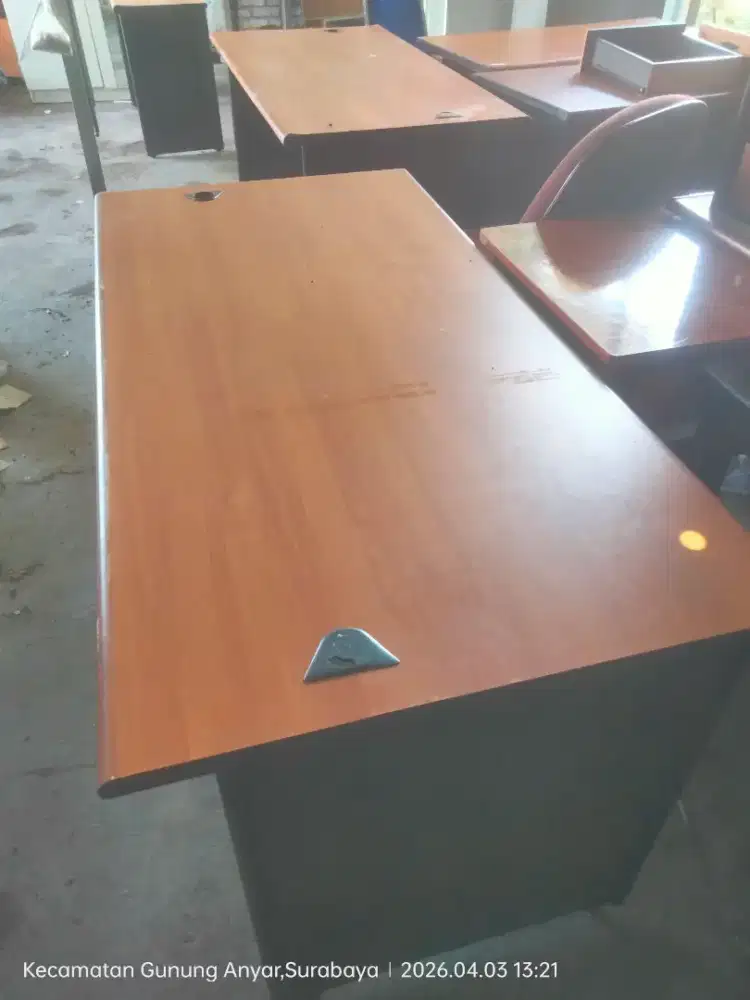 Meja kantor kokoh ukuran besar