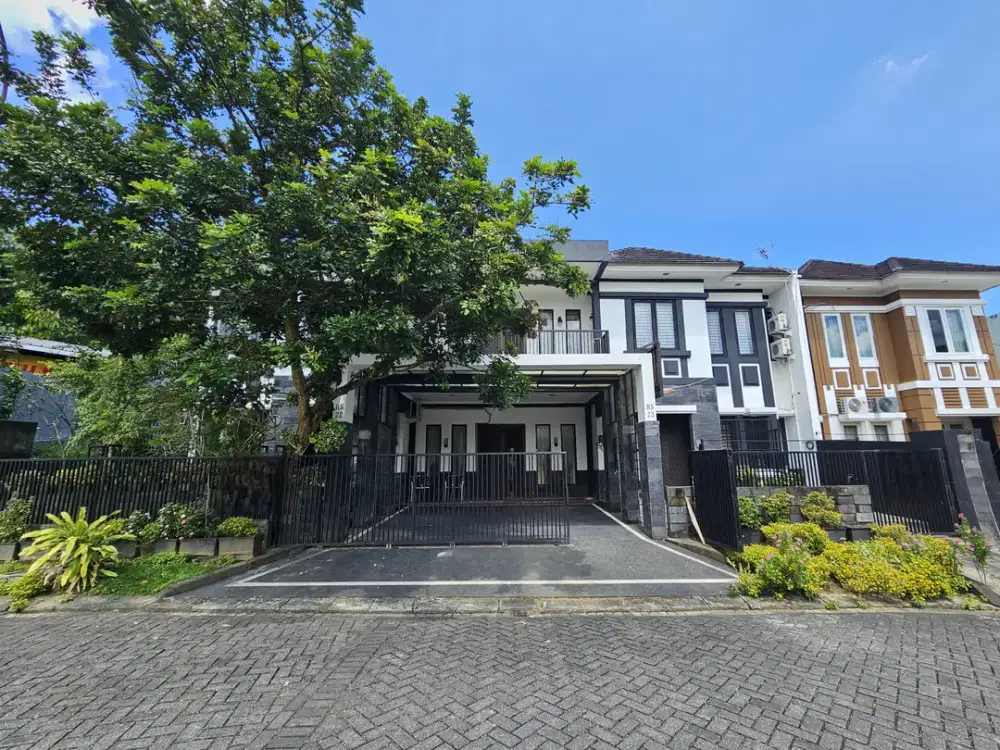 Rumah Besar Balikpapan Baru Depan Taman Nyaman dan Asri