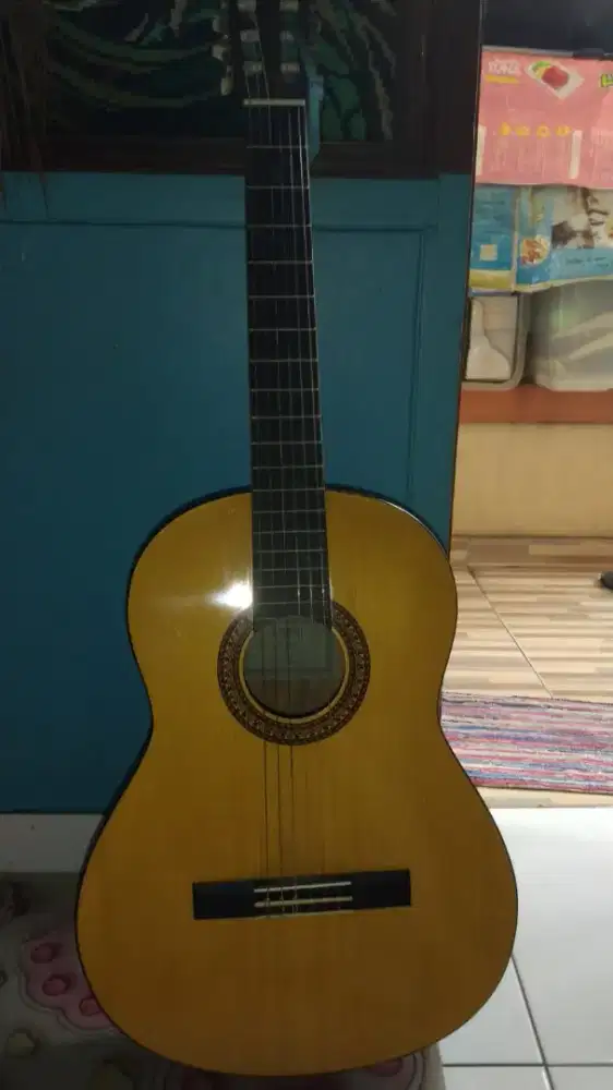 Gitar akustik Yamaha