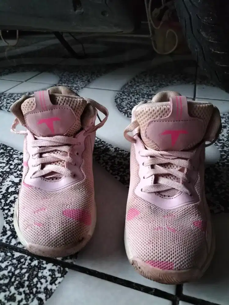 Sepatu  basket/ voly merek trust