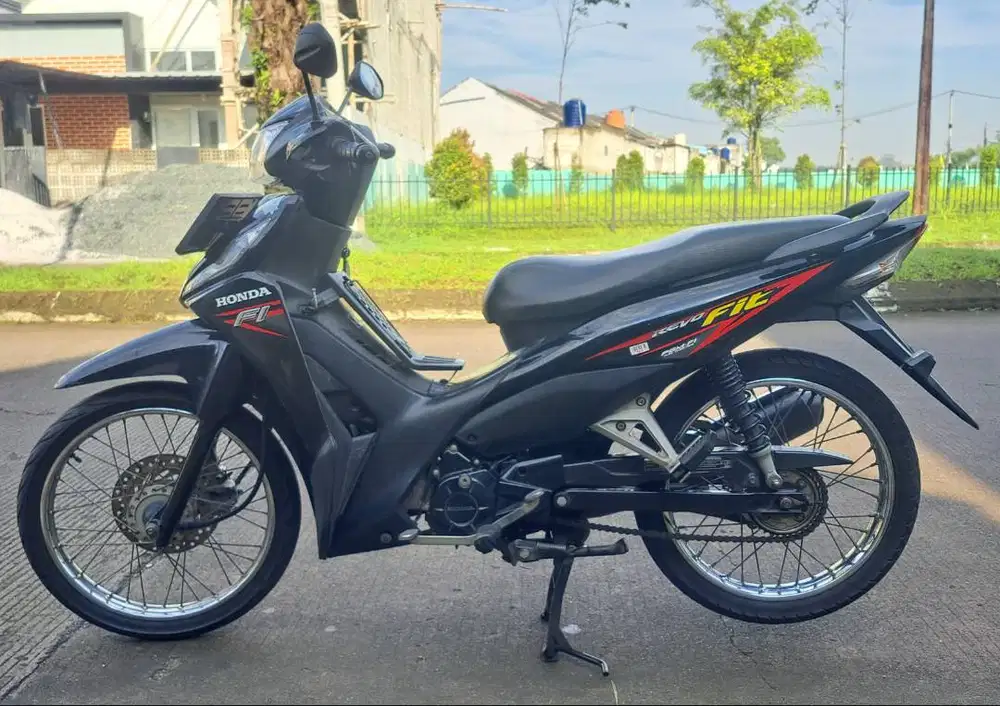 HONDA REVO FIT 2019 Hitam Striping Merah