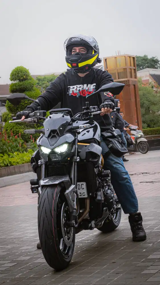 Kawasaki Z900 MY 2026 NIK 2025 Black on Gold Frame