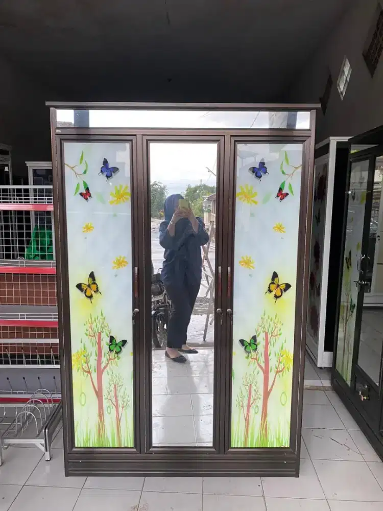 Lemari Pakaian Almunium 3pintu