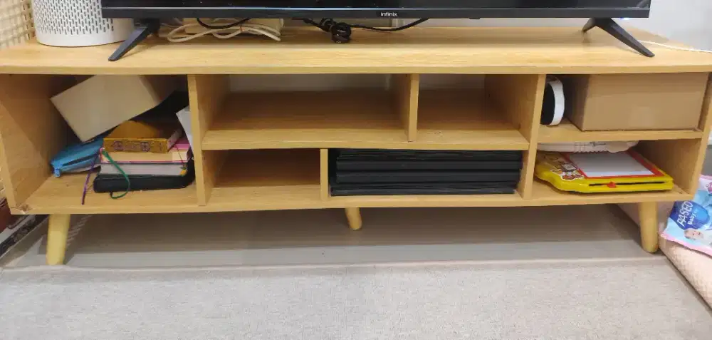 Meja TV bekas warna kayu