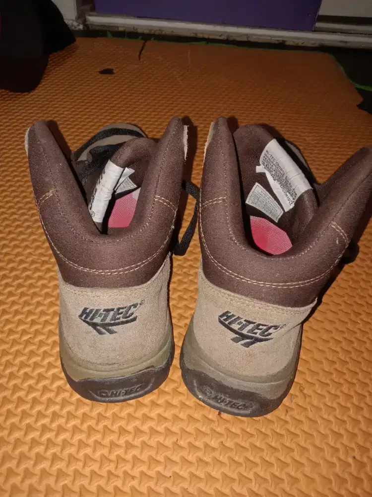 Sepatu boot hiking Hi-tec