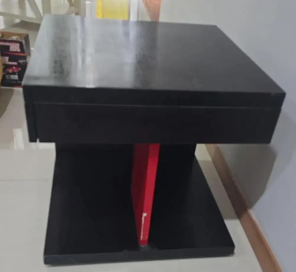 Preloved Meja Nakas Hitam

Ukuran  60 x 60 x 58 cm