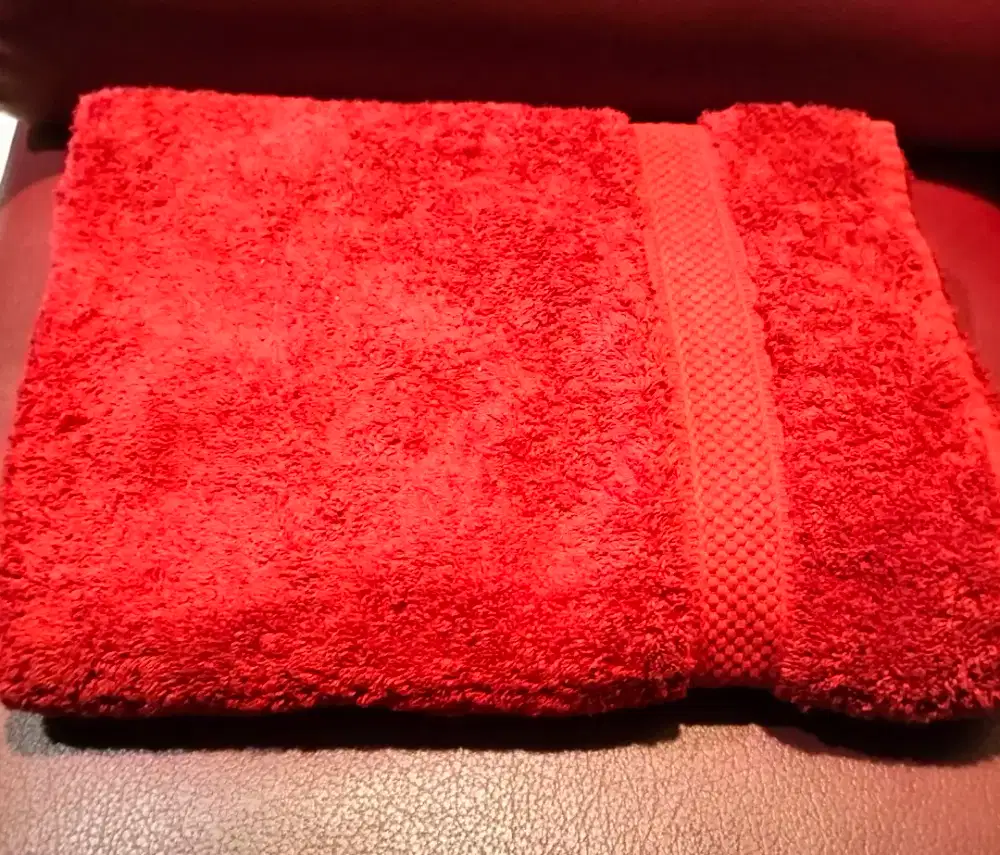 handuk handuk yang dibeli dieropa
merk HEMA
cotton 136 x 70 cm
NEW