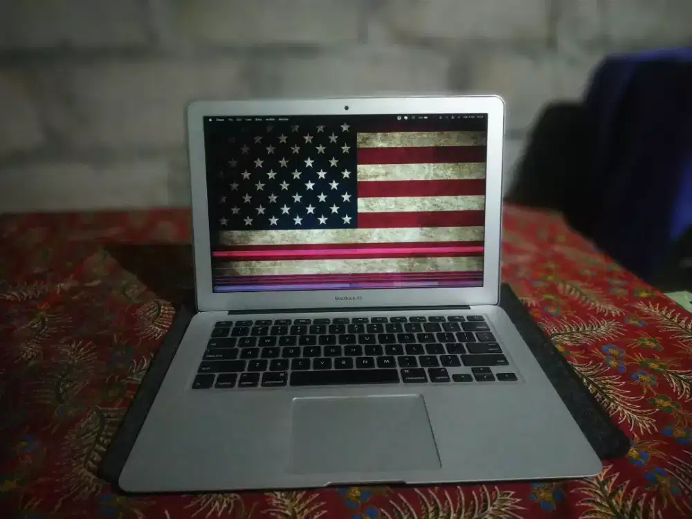 MacBook Air 2017 | Mesin Normal | Minus LCD Bergaris | Siap Pakai