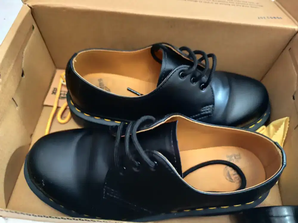 DR. MARTENS SEPATU 1461 SMOOTH BLACK YELLOW STITCHES