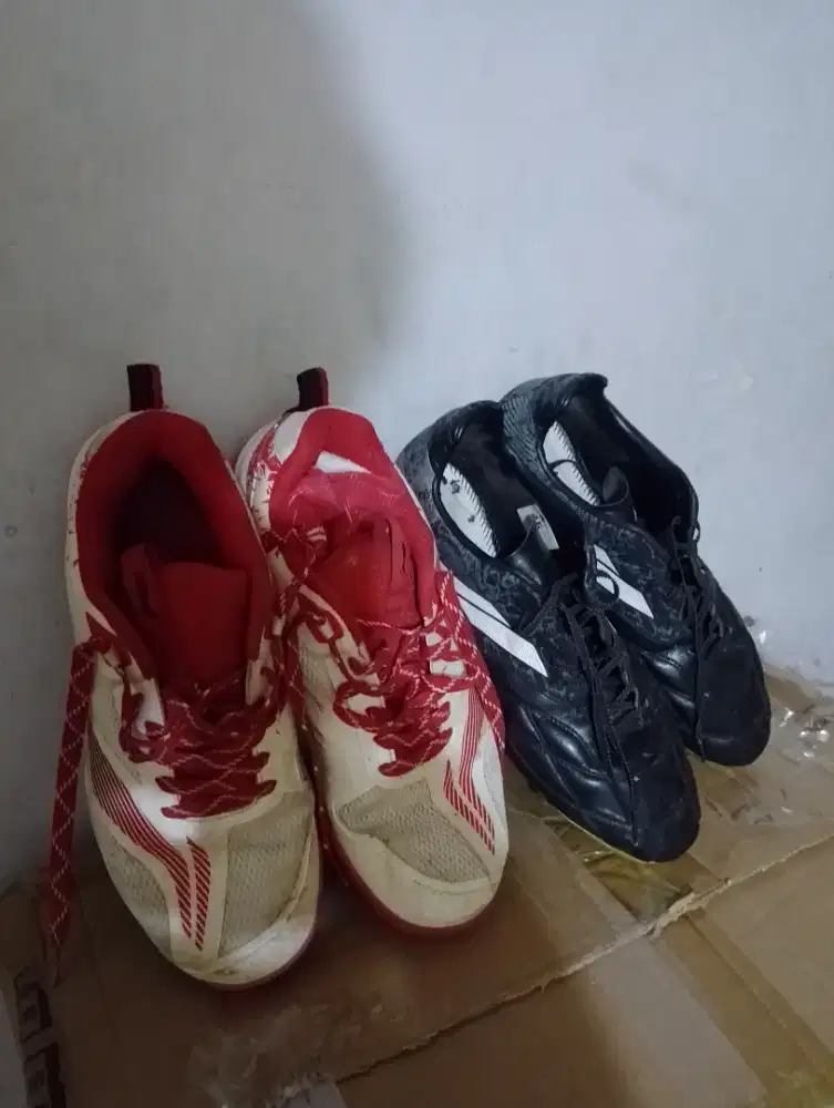 Sepatu bola dan badminton