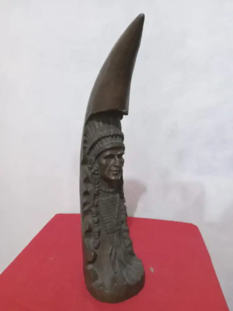 Patung perunggu motif kepala suku Apache indan