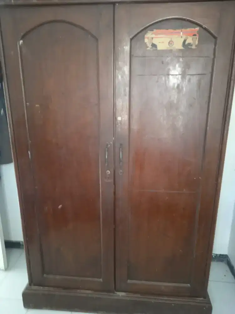 Lemari pakaian bekas