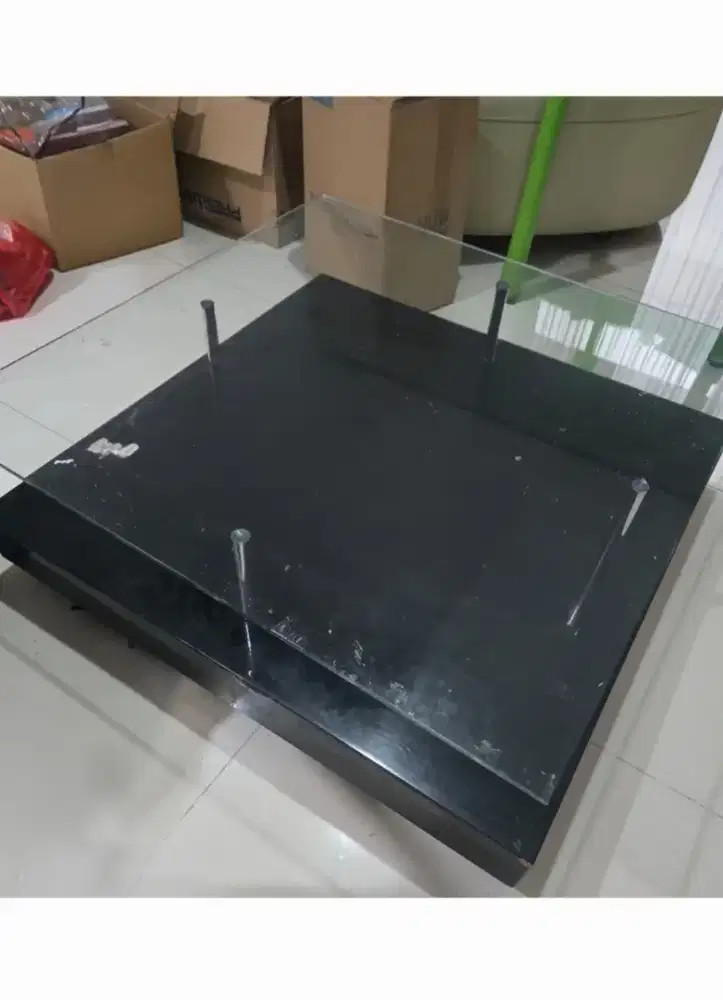 Preloved Meja Cellini

Ukuran 110 x 110 x 40 cm