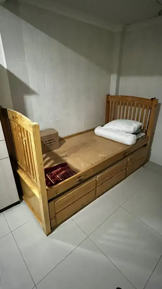 Tempat tidur kayu