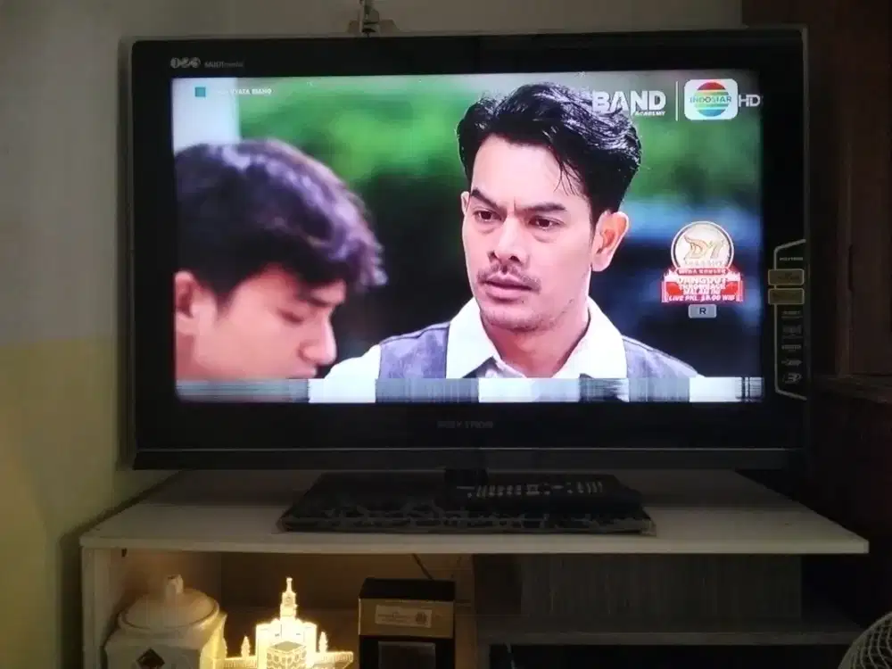 TV LED Polytron 32 inc besar