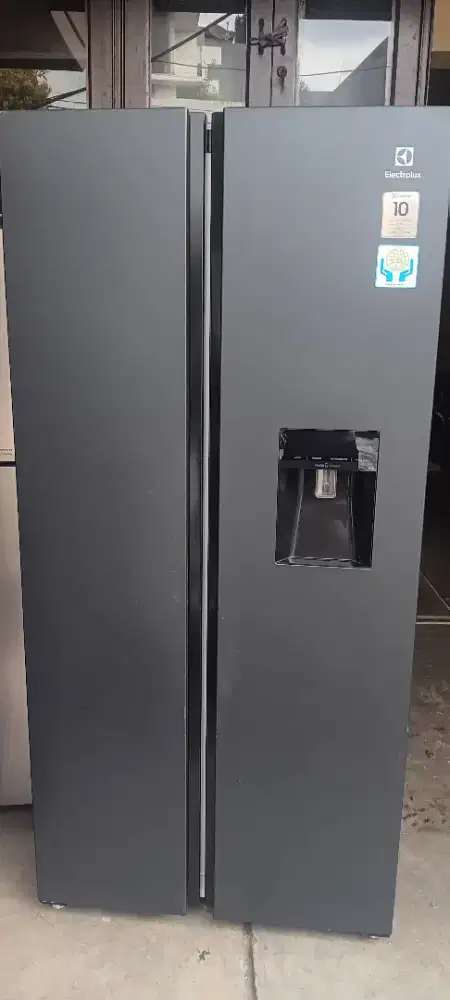 Kulkas SBS Mewah Electrolux Plus Dispenser