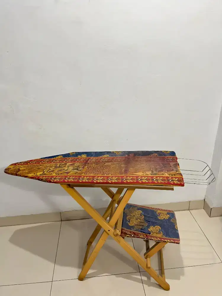 Meja strika bahan kayu