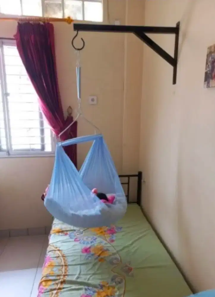 Gantungan ayunan bayi per pegas