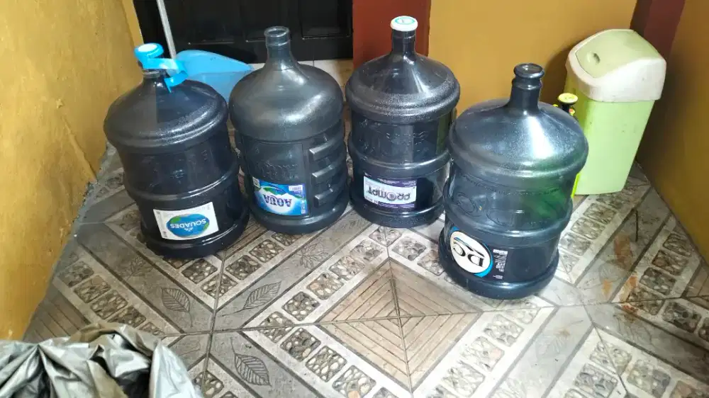 Bismillah..dijual 4 galon air..no minus..nego