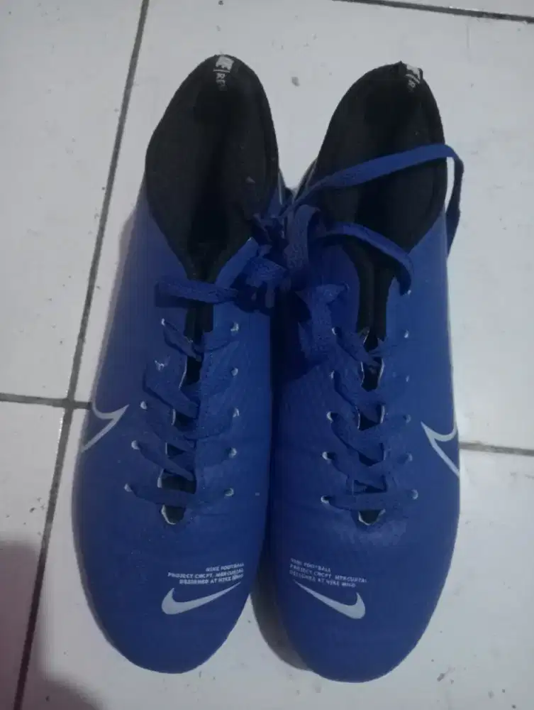Sepatu Bola Nike ukuran 42