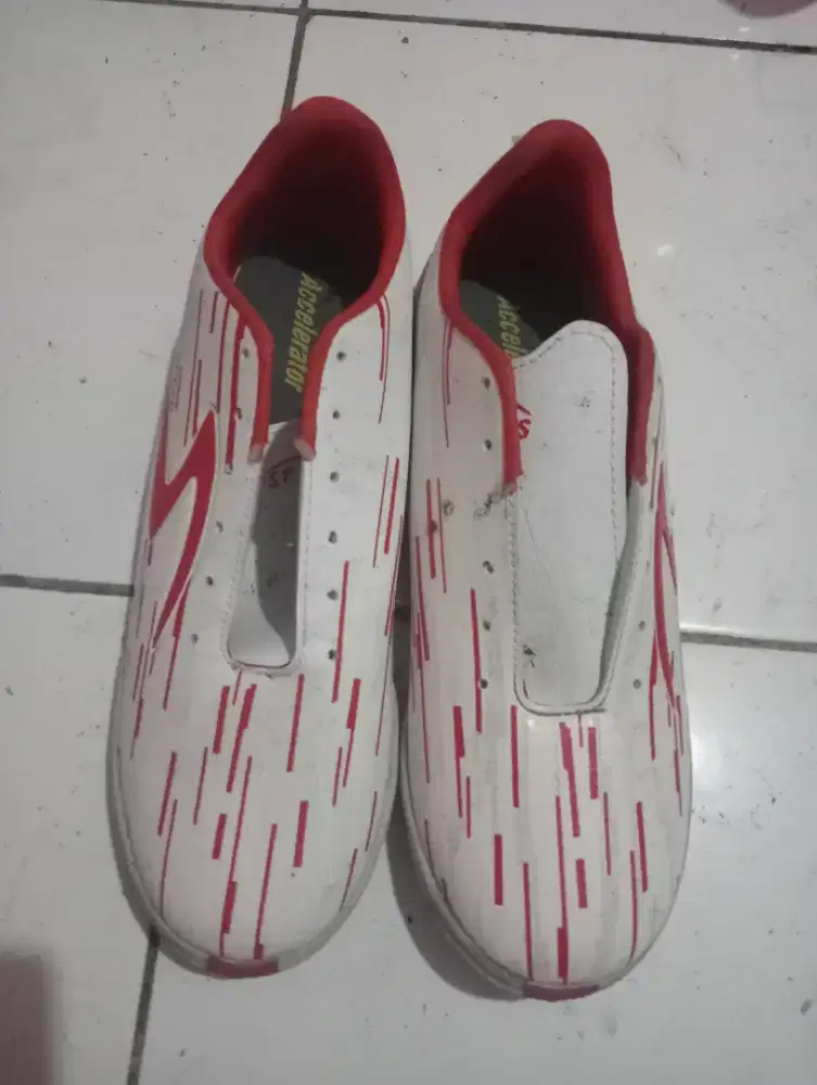 Sepatu futsal ukuran 42
