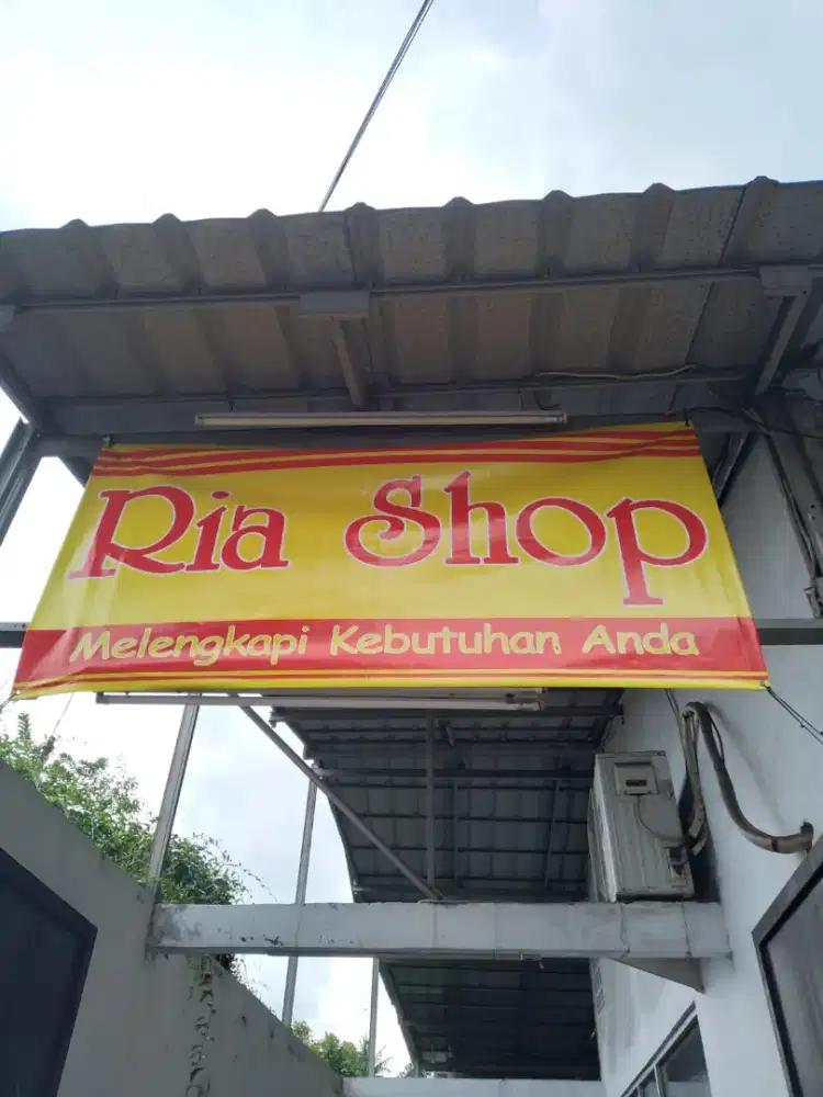 SPG (pramuniaga) toko