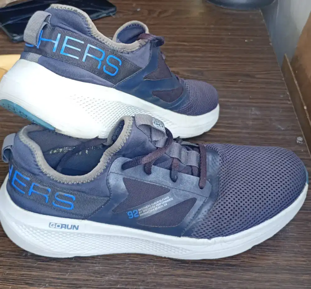 Sepatu Skechers ukuran 43 mantap