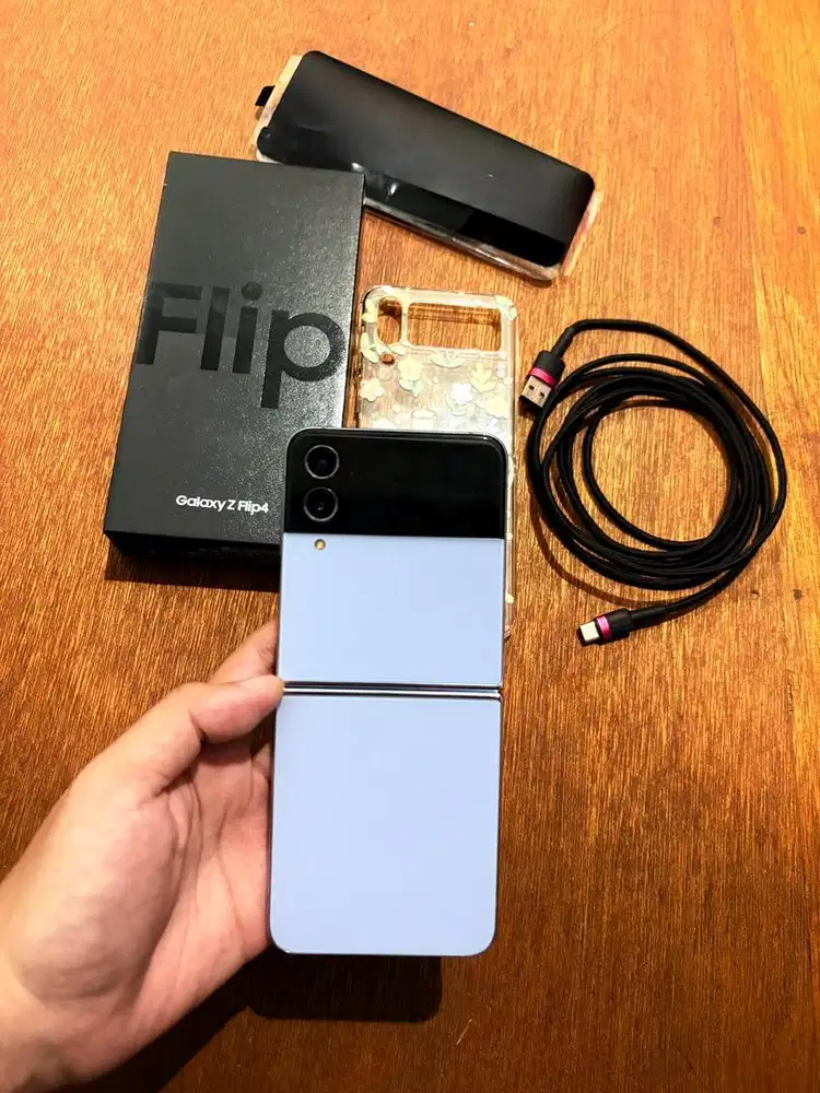 Samsung Z Flip 4 512 GB SEIN Mulus + Fullset. MINUS ADA DI DESKRIPSI.