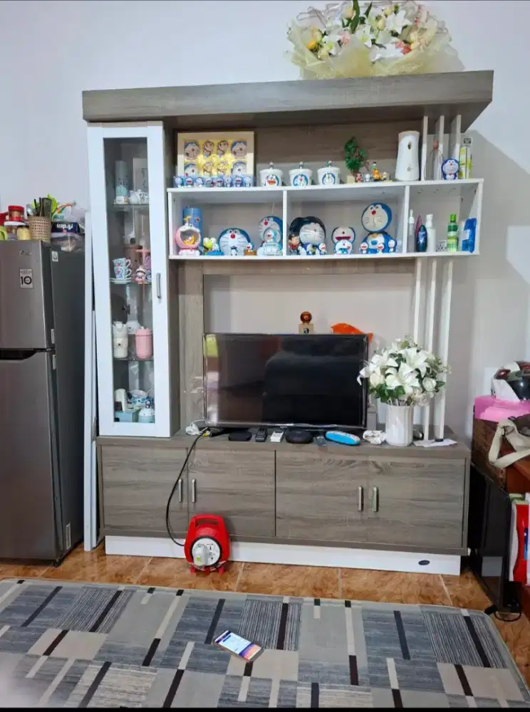 Lemari pajangan besar hanya lemari saja