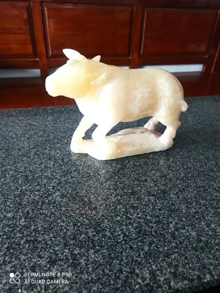 Kerajinan patung sapi batu onik