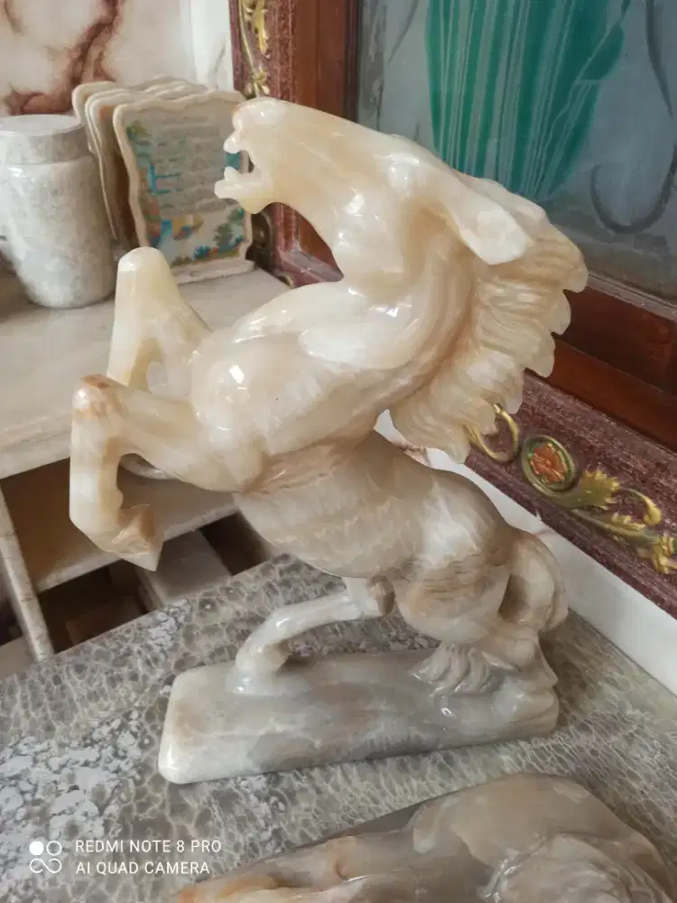 Kerajinan patung kuda batu onik