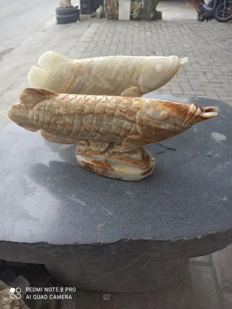 Kerajinan patung ikan arwana batu onik