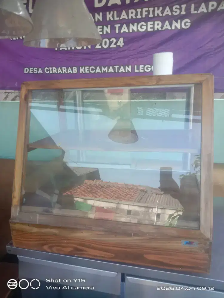 Jual murah etalase kaca bekas resto kafe Kofi