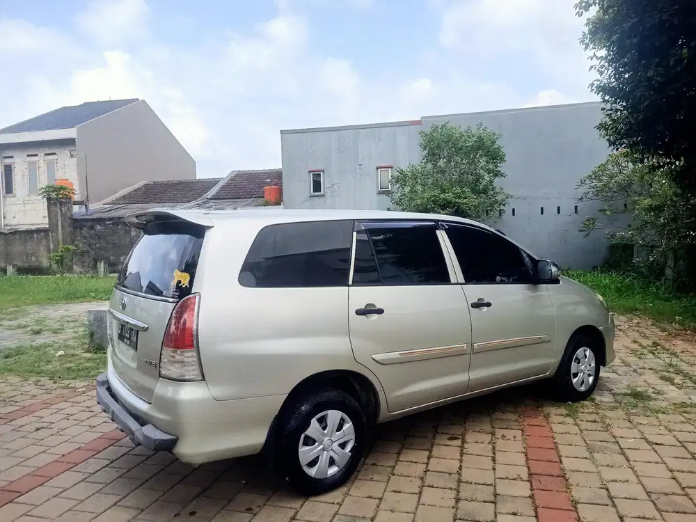 Toyota Kijang Innova 2011 Bensin