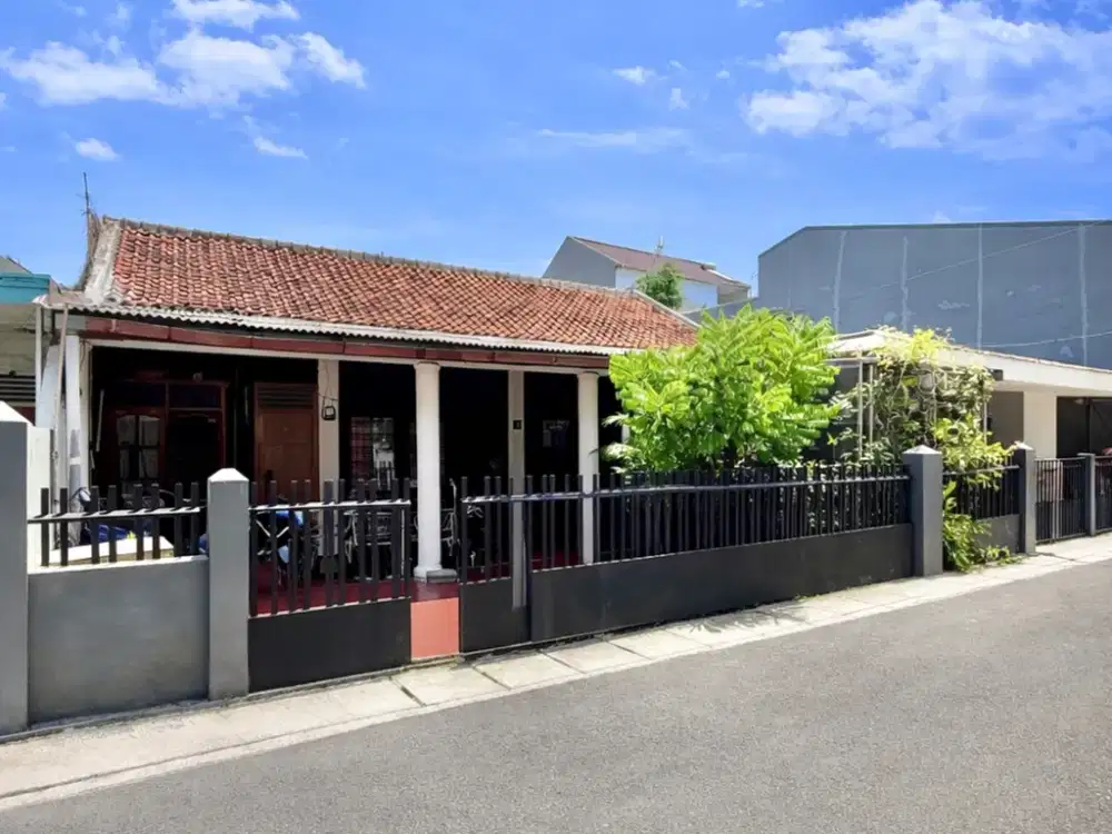 Rumah Dijual Kebayoran Baru Jakarta Selatan LT 225m² SHM, 4 KT, Jalan 2 Mobil