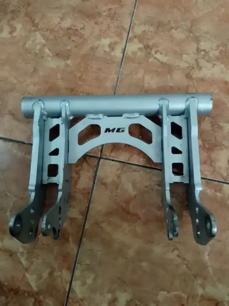 Mounting mixiro garage 
Aerox old/new 7cm