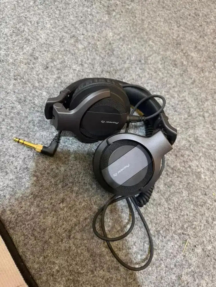 Dijual headphone pioneer+tas , baru 2x pakai