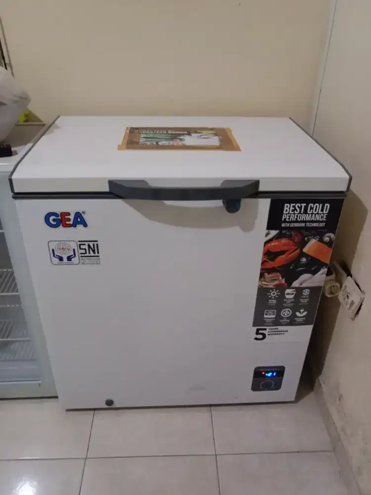 FREEZER BOX GEA KAPASITAS 200 LITER PEMAKAIAN 6 BULAN LIKE NEW