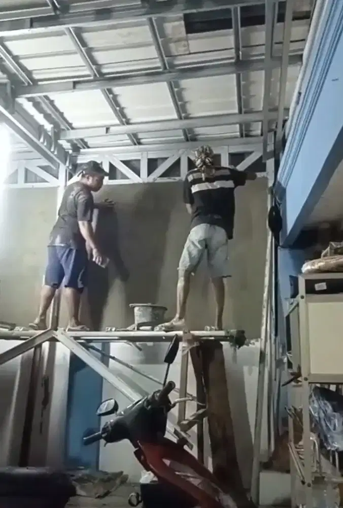 Perbaikan atap bocor