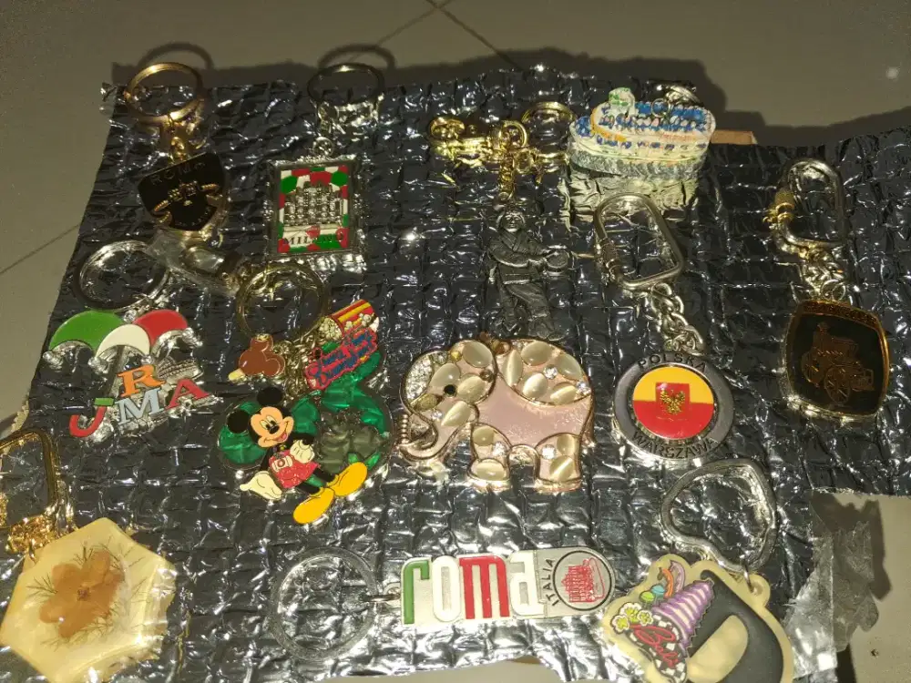 Gantungan kunci dari luar negeri kenang kenangan yg di koleksi