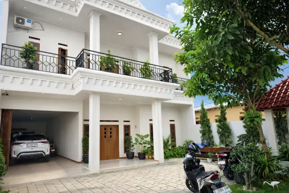 Rumah klasik pinggir jalan