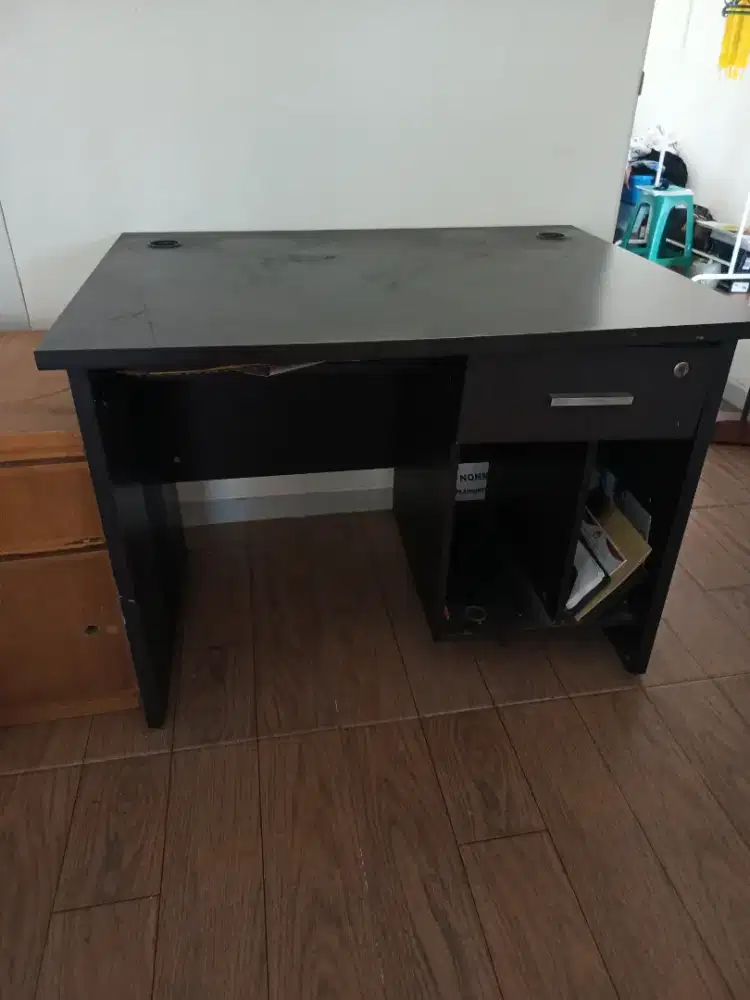 Meja kantor komputer