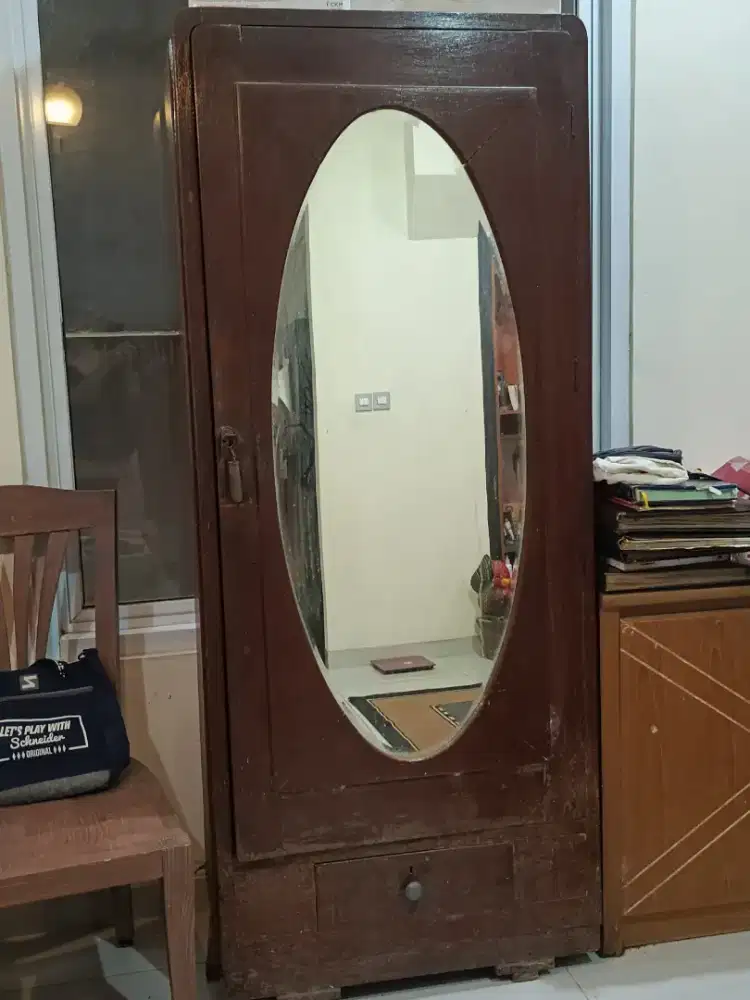 Lemari antik 100 tahun