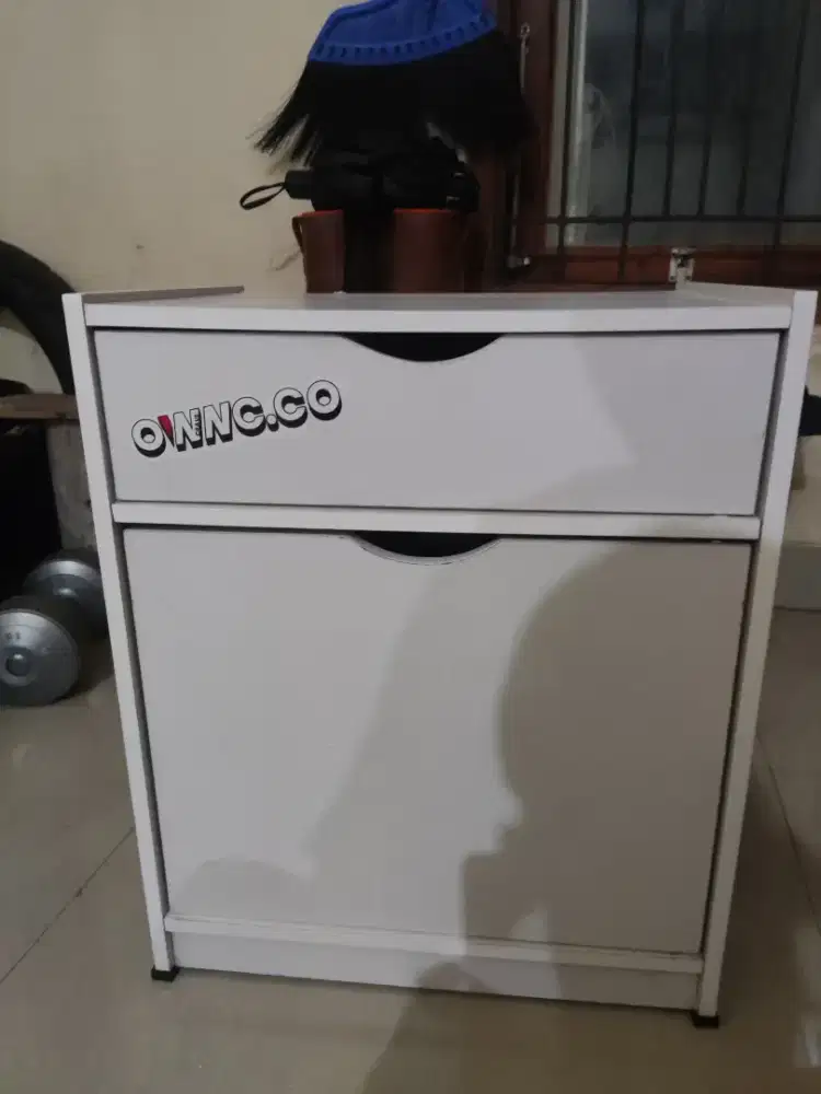 Lemari kecil dan kontainer shinpo