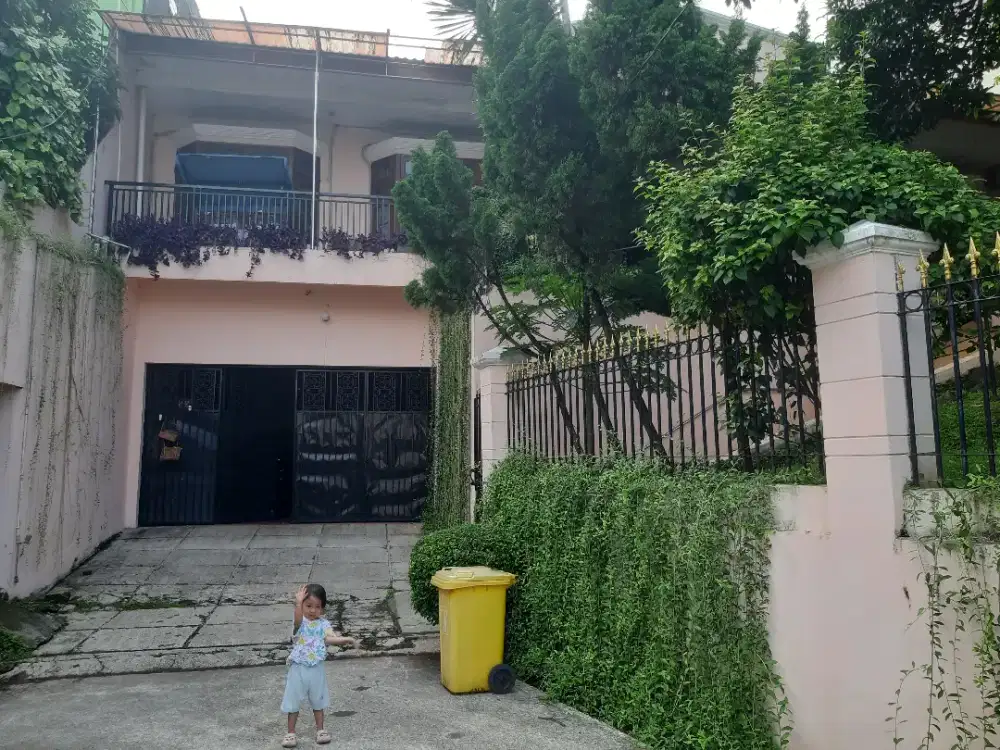 Dibutuhkan Perempuan Pengasuh 3 Anak usia (16, 12, 3)