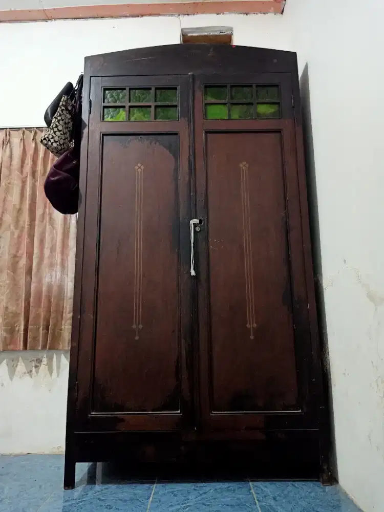 Dijual Lemari Pakaian Antik
