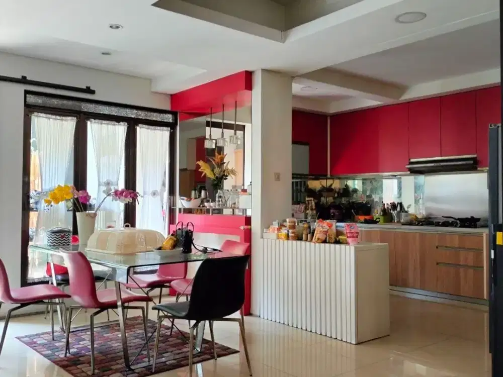 Rumah Mewah siap huni 7 Kamar di Tengah Kota Turangga – Turun Harga ke 5,3 M (Nego!)