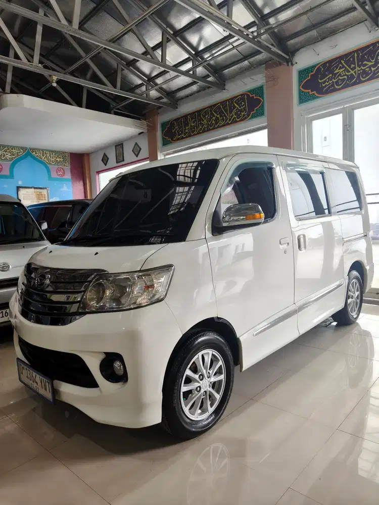 Dijual Daihatsu Luxio X tipe tertinggi warna putih aman bebas tabrakan