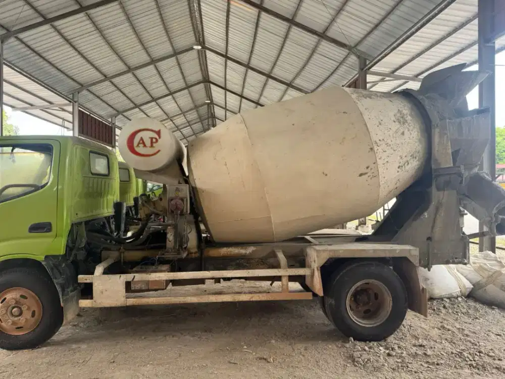 Truck mixer Hino Dutro tahun 2016